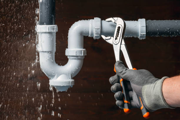 Professional Emergency Plumber technician working in Guy, TX